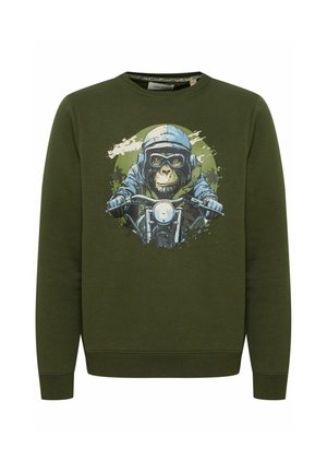 Olíva zöld pulóver, amelyen egy motoros sisakot viselő majom grafikai ábrázolása található, kék részletekkel és textúrázott háttérrel kiegészítve.