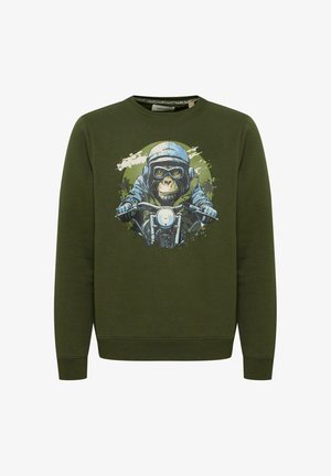 Olíva zöld pulóver, amelyen egy motoros sisakot viselő majom grafikai ábrázolása található, kék részletekkel és textúrázott háttérrel kiegészítve.