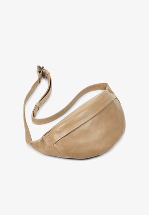 Brązowa nerka w kształcie łuku, z regulowanym paskiem i gładką teksturą. Posiada minimalne przeszycia oraz zamek błyskawiczny.