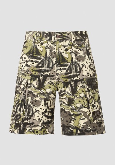Καμουφλάζ cargo σορτς με πράσινο, μπεζ και μαύρο αφηρημένο μοτίβο, κούμπωμα με κουμπί, θηλιές για ζώνη και πλαϊνές τσέπες με καπάκι.