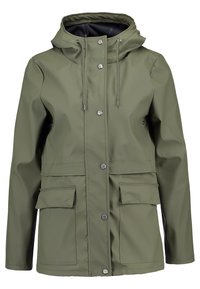 Olivengrøn vandtæt jakke med hætte, trykknapper, to forlommer og justerbare snore for en sikker pasform. Glat, mat tekstur.