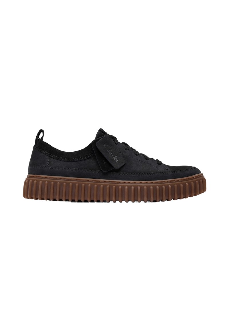 Schwarzer Sneaker mit strukturiertem Obermaterial, abgerundetem Zehenbereich, Schnürdesign und brauner Gummisohle mit geriffelter Textur sowie Fersenlasche.