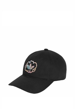 Gorra de béisbol negra con visera curva que presenta un logo Adidas Trefoil multicolor bordado dentro de una forma de nube en el panel frontal.