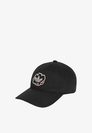 Zwarte baseballpet met een gebogen klep met een veelkleurig geborduurd Adidas Trefoil-logo in een wolkvorm op het voorpaneel.