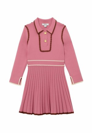 Vestido rosa de manga larga con ribete marrón, dos botones dorados en el cuello, detalles trenzados en el corpiño y una falda plisada con dobladillo marrón.