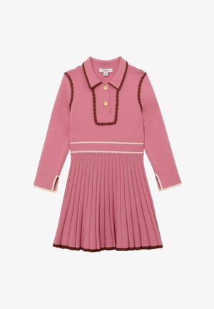 Vestido rosa de manga larga con ribete marrón, dos botones dorados en el cuello, detalles trenzados en el corpiño y una falda plisada con dobladillo marrón.