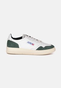 Witte leren sneakers met groene suede accenten en geperforeerde neus, met een crèmekleurige zool en een "AUTRY" logo met een Amerikaanse vlag.