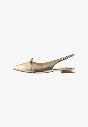 Ballerine à talon bas et bride arrière en métal doré, avec un bout pointu, un petit accent en forme de nœud, et un design minimaliste. Texture lisse.