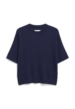 Marineblauwe gebreide trui met korte mouwen, geribde textuur, ronde hals en rechte zoom. Eenvoudig ontwerp, geen zichtbare hardware of accenten.