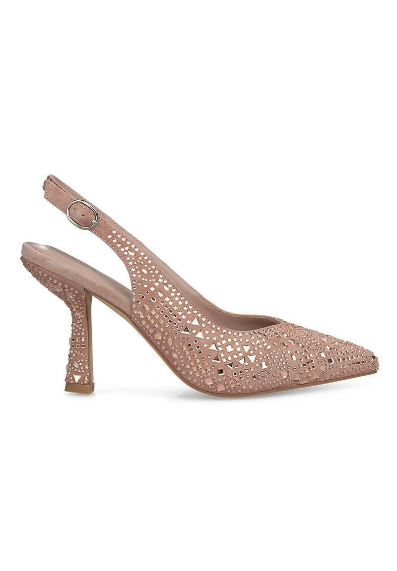 Scarpa con tacco alto slingback in rosa pallido con motivi geometrici intagliati, accenti metallici e punta affusolata. Il tacco testurizzato aggiunge dettagli.