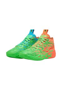 Groene en oranje sportschoenen met een mesh-design, een gestructureerd oppervlak, blauwe accenten en een vetersluiting. Platte zolen voor stabiliteit.
