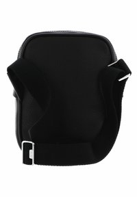 Čierna kožená crossbody taška s textúrou, obdélnikovým tvarom, nastaviteľným popruhom a striebornými kovovými detailmi na pracke.