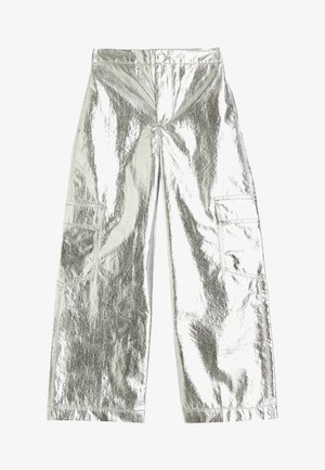 Metallic sølv cargo bukser med en blank finish, der har sidelommer og en afslappet pasform. Glat tekstur med synlige sømdetaljer.