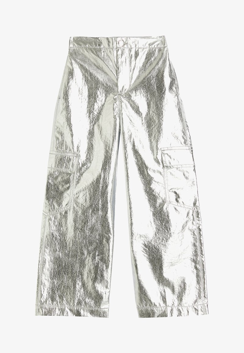 Metallic sølv cargo bukser med en blank finish, der har sidelommer og en afslappet pasform. Glat tekstur med synlige sømdetaljer.