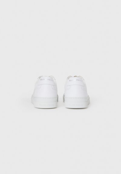 Sneakers bianchi in pelle con design a profilo basso, punta arrotondata e sottili accenti testurizzati. Presentano un marchio impresso sul tallone.
