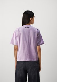 KARL LAGERFELD OVERSIZED SIGNATURE HEM - Pamata T-krekls - orchid bouquet