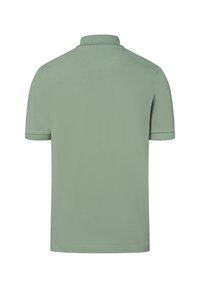 Poloshirt in lichtgroen, korte mouwen, klassieke kraag, gladde katoenen stof, strakke lijnen, geen zichtbare logo's of patronen.