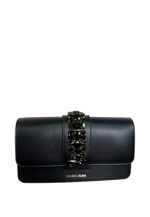 Clutch in pelle nera con decorazioni centrali in gemma nera e logo dorato "MARIACELINE" sulla patta frontale.