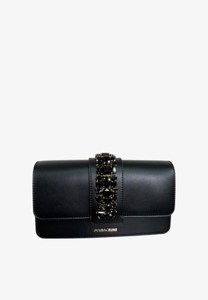 Clutch in pelle nera con decorazioni centrali in gemma nera e logo dorato "MARIACELINE" sulla patta frontale.