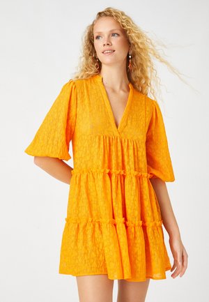 ŞAHIKA ERCÜMEN NECK PUFF SLEEVE MINI - Vestido informal - orange