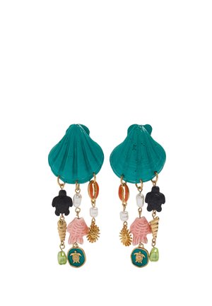 Kolczyki w kształcie muszli w kolorze morskim z wiszącymi zawieszkami, w tym czarne żółwie, różowe ryby, złote słońca, perły, muszle i zielone koraliki.
