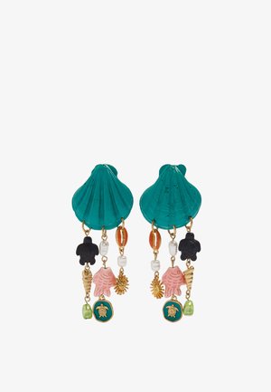 Kolczyki w kształcie muszli w kolorze morskim z wiszącymi zawieszkami, w tym czarne żółwie, różowe ryby, złote słońca, perły, muszle i zielone koraliki.