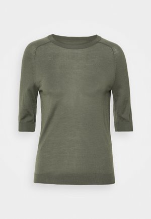 Pull tricoté vert olive à manches mi-longues, encolure ronde, poignets et ourlet côtelés.