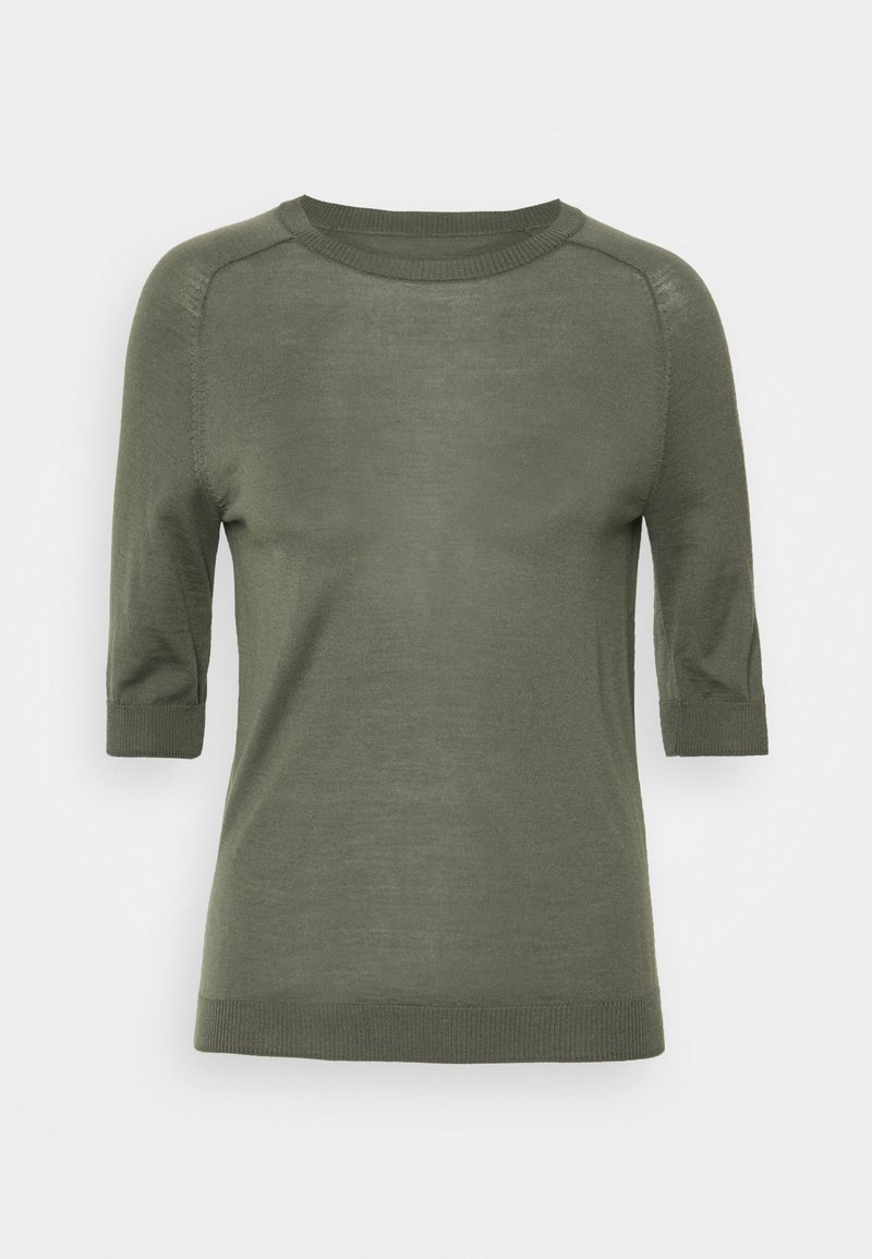 Pull tricoté vert olive à manches mi-longues, encolure ronde, poignets et ourlet côtelés.