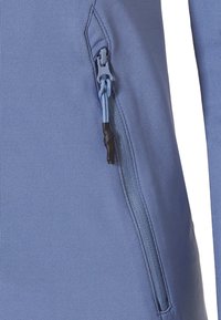 Lichtblauwe ritsjacket met ribbeltextuur. Heeft een schuin ritszakje met een koordversteller en gladde naden.