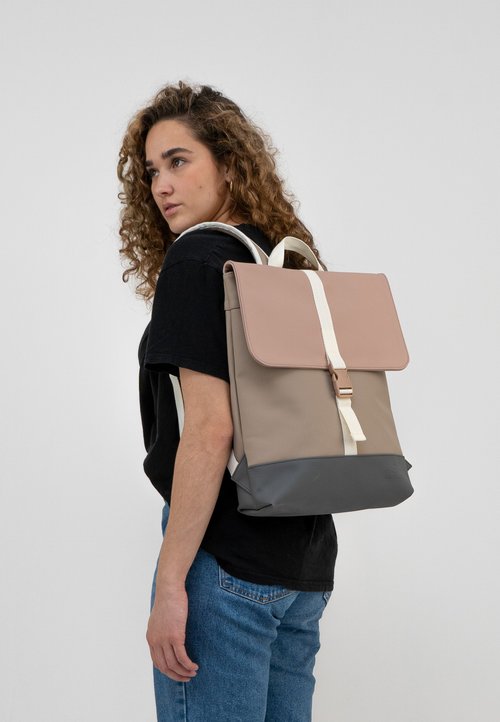 Johnny Urban Rugzak Dames & Heren - Mika - Rugzak met 16-inch Laptopvak - Tas voor Vrije Tijd, School en Universiteit - Stijlvolle Dagrugzak - Waterafstotend, Rosé, Eén maat, Dagrugzak