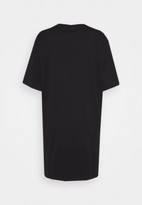 T-shirt noir à manches courtes avec une coupe décontractée, un col rond et une texture lisse. Le design est simple, sans motifs ni logos visibles.