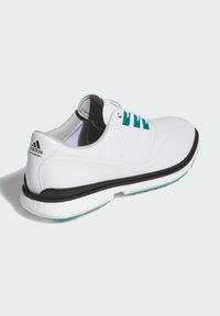 Białe sneakersy Adidas z turkusowymi pętlami na sznurówki, czarnym logo Adidas na pięcie oraz białą wyściełaną podeszwą z czarnym wykończeniem, ustawione pod kątem w lewo na szarym tle.