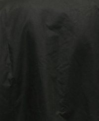 Tecido preto com textura suave, drapeado e vincado, mostrando reflexos de luz subtis. Sem padrões visíveis ou detalhes notáveis.