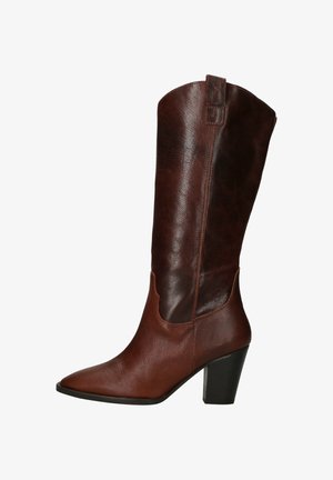 Bruine leren enkelboot met een spitse neus en blokhak. Bevat een hoge schacht met gebogen bovenranden en een plooi patroon op het leer.