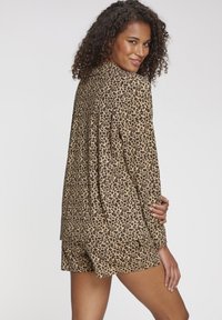 Panterprint lounge set met een T-shirt met korte mouwen en shorts in tan en bruine tinten, gemaakt van zachte stof met een relaxte pasvorm.