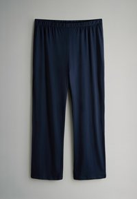 Granatowe, luźne spodnie z elastycznym paskiem, proste nogawki i gładki materiał, wyeksponowane płasko na jasnoszarym tle.