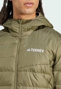 Adidas Terrex MULTI LIGHT DOWN HOODED - Dunjacka - olive strata