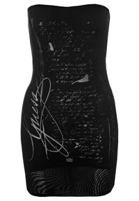 Černé šaty bez ramínek ve stylu bodycon s opotřebovaným potiskem a bílými nápisovými akcenty, vyrobené z texturované pružné látky.
