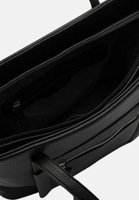 Borsa tote in pelle nera con esterno testurizzato, chiusura con zip, tasche interne e rivestimento liscio. Presenta manici robusti e finiture in argento.