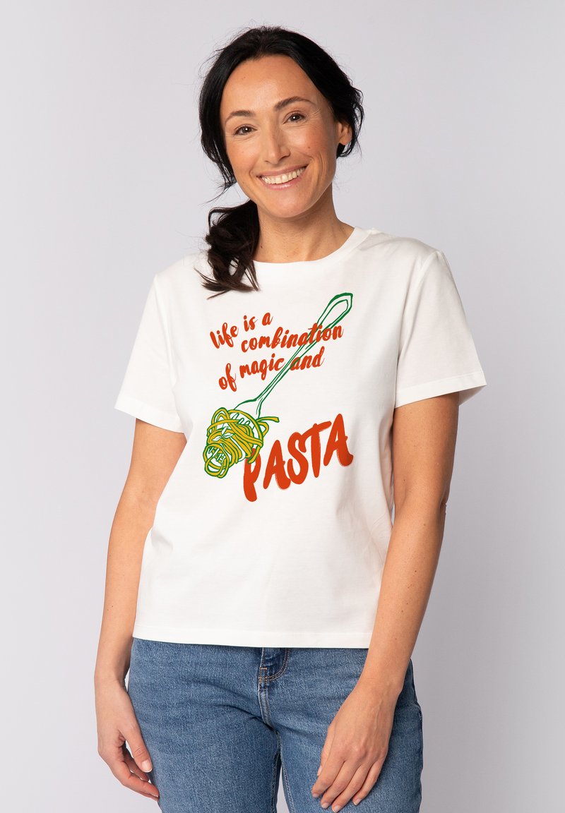Witte katoenen T-shirt met kleurrijke grafische tekst en een pastavormgeving. Korte mouwen en een relaxte pasvorm, met een ronde halslijn.