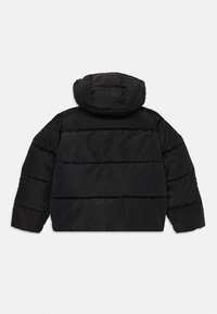 Giacca a vento nera con cappuccio, caratterizzata da cuciture orizzontali, una texture trapuntata e una vestibilità comoda. Nessun fissaggio o logo visibile.