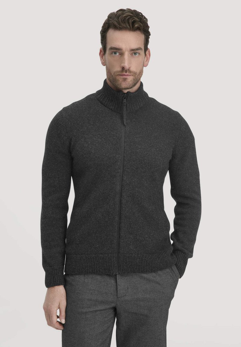 Dunkelgrauer Reißverschluss-Pullover mit hohem Kragen, ausgestattet mit gerippten Bündchen und Saum, gefertigt aus einem strukturierten Strickstoff.