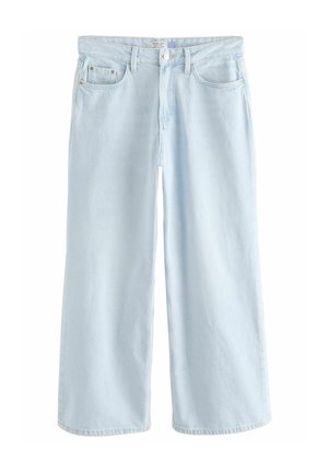 Jean en denim bleu clair à jambes larges avec bouton frontal, fermeture éclair, passants pour ceinture et design à cinq poches sur fond blanc.