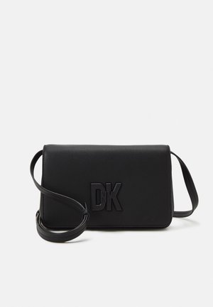 Sort rektangulær crossbody taske med justerbar rem, glat tekstur og hævet DK-logo på frontklappen.