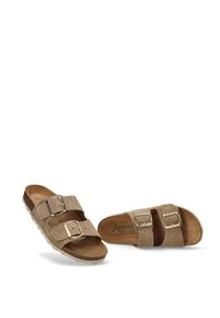 Sandalias de ante beige con dos correas ajustables y hebillas plateadas, que cuentan con una suela texturizada para mayor agarre y una plantilla acolchada.