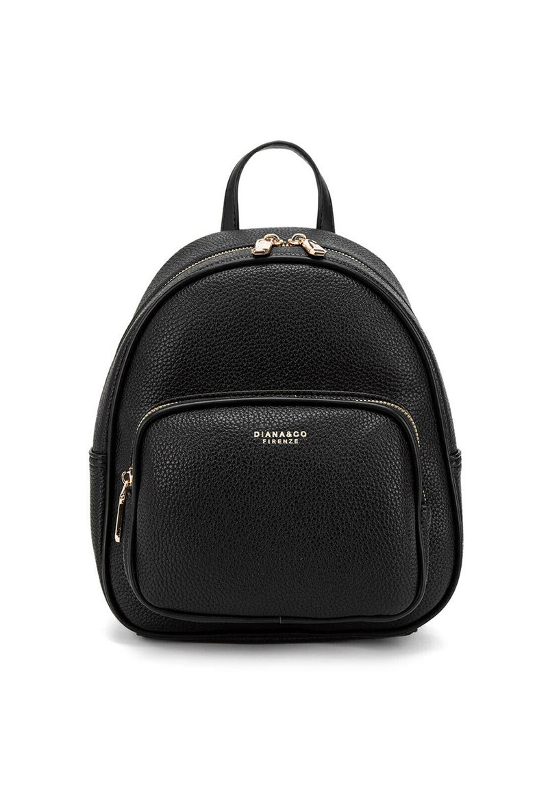 Zwarte faux leren rugzak met een ronde vorm, dubbele ritsen, voorvak, gouden hardware en een gestructureerde afwerking. Heeft een handvat aan de bovenkant.
