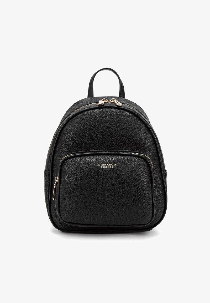 Zwarte faux leren rugzak met een ronde vorm, dubbele ritsen, voorvak, gouden hardware en een gestructureerde afwerking. Heeft een handvat aan de bovenkant.