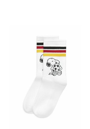 Witte sportsokken met zwarte, rode en gele strepen vlak bij de bovenkant, met een cartoon van Snoopy die een voetbal vasthoudt.