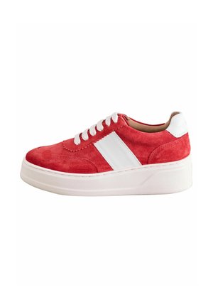 Zapatilla de ante roja con una franja de cuero blanco, puntera redonda y cordones blancos. Suela blanca elevada que añade altura. Superficie lisa y texturizada.
