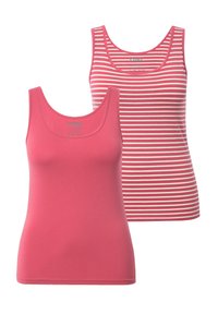 Zwei Baumwoll-Trägershirts: eines in einfarbig Korallenpink und eines in Weiß mit korallenfarbenen Streifen. Beide haben einen Rundhalsausschnitt und ein klassisches ärmelloses Design.
